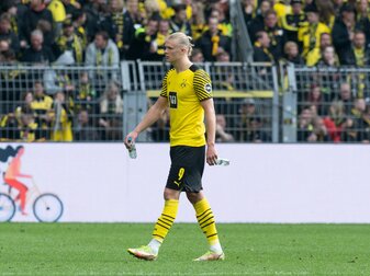 Dortmunds Erling Haaland verlässt nach dem Spiel gegen den VfL Bochum den Platz. Dortmunds Erling Haaland verlässt nach dem Spiel gegen den VfL Bochum den Platz.