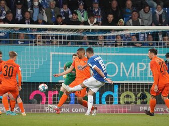 Luca Pfeiffer (M) trifft für Darmstadt gegen den FC Erzgebirge. Luca Pfeiffer (M) trifft für Darmstadt gegen den FC Erzgebirge.