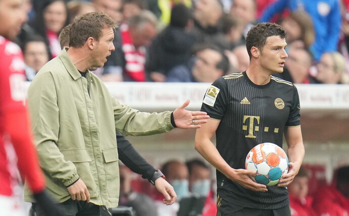 Trainer Julian Nagelsmann (l) gibt während des Spiels in Mainz Benjamin Pavard Anweisungen.