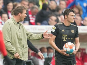 Trainer Julian Nagelsmann (l) gibt während des Spiels in Mainz Benjamin Pavard Anweisungen. Trainer Julian Nagelsmann (l) gibt während des Spiels in Mainz Benjamin Pavard Anweisungen.