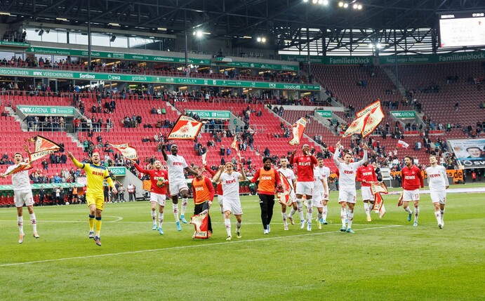 Die Profis des 1. FC Köln feiern ihren Sieg in Augsburg.