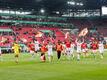 Die Profis des 1. FC Köln feiern ihren Sieg in Augsburg.