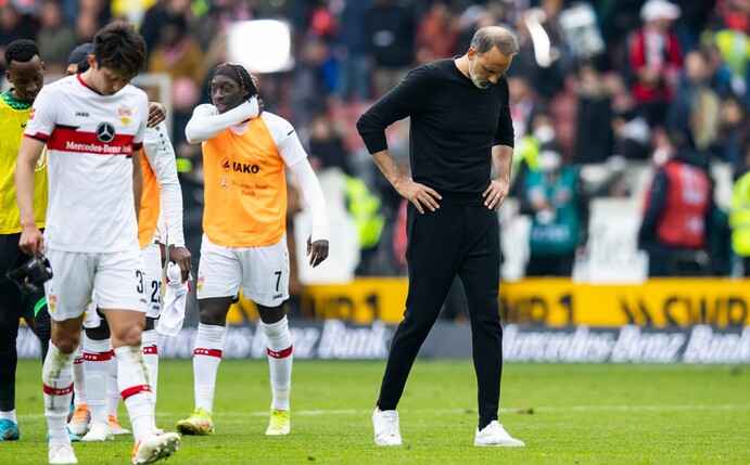 VfB-Trainer Pellegrino Matarazzo (r) und seine Spieler lassen nach dem 1:1 gegen Wolfsburg die Köpfe hängen.