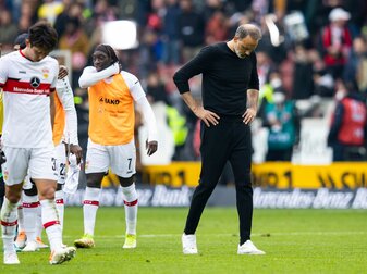 VfB-Trainer Pellegrino Matarazzo (r) und seine Spieler lassen nach dem 1:1 gegen Wolfsburg die Köpfe hängen. VfB-Trainer Pellegrino Matarazzo (r) und seine Spieler lassen nach dem 1:1 gegen Wolfsburg die Köpfe hängen.