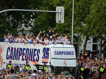 Nach dem Gewinn der spanischen Meisterschaft ging es für das Team von Real Madrid per Bus zur großen Party. Nach dem Gewinn der spanischen Meisterschaft ging es für das Team von Real Madrid per Bus zur großen Party.