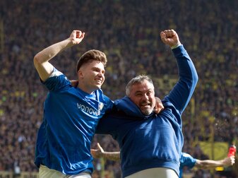 Bochums Trainer Thomas Reis (r) und Elvis Rexhbecaj feiern ausgelassen den Klassenverbleib des VfL.