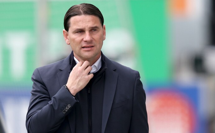 Leverkusens Trainer Gerardo Seoane trifft am Montag mir seinem Team auf Eintracht Frankfurt.