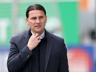 Leverkusens Trainer Gerardo Seoane trifft am Montag mir seinem Team auf Eintracht Frankfurt. Leverkusens Trainer Gerardo Seoane trifft am Montag mir seinem Team auf Eintracht Frankfurt.
