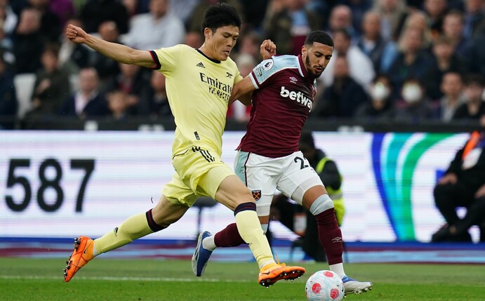 Arsenals Takehiro Tomiyasu (l) im Laufduell mit West Hams Said Benrahma.