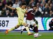 Arsenals Takehiro Tomiyasu (l) im Laufduell mit West Hams Said Benrahma.