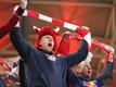 Fans von RB Leipzig feiern im Stadion.