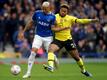 Evertons Richarlison (l) behauptet im Zweikampf mit Chelseas Reece James den Ball.