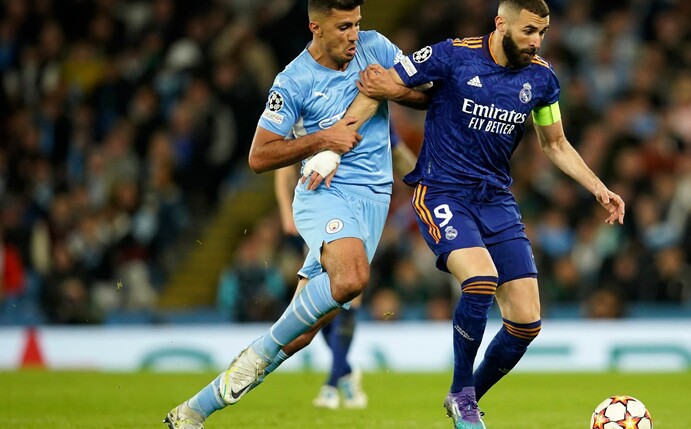 Nach dem 3:4 im Hinspiel gegen Manchester City wollen Karim Benzema (r) und Real Madrid im Rückspiel die Wende schaffen.