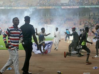 Nach dem Aus der nigerianischen Fußball-Nationalmannschaft im WM-Qualifikationsspiel gegen Ghana ist es zu Ausschreitungen gekommen.