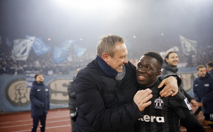 Zürich-Trainer Andre Breitenreiter (l) jubelt mit Wilfried Gnonto nach einem Sieg.