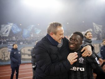 Zürich-Trainer Andre Breitenreiter (l) jubelt mit Wilfried Gnonto nach einem Sieg. Zürich-Trainer Andre Breitenreiter (l) jubelt mit Wilfried Gnonto nach einem Sieg.