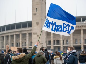 Hertha Fans versammeln sich vor dem Olympiastadion. Hertha Fans versammeln sich vor dem Olympiastadion.