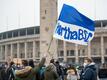 Hertha Fans versammeln sich vor dem Olympiastadion.