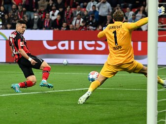 Leverkusens Paulinho (l) erzielt das 1:0 gegen Frankfurts Torhüter Kevin Trapp . Leverkusens Paulinho (l) erzielt das 1:0 gegen Frankfurts Torhüter Kevin Trapp .