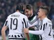 Leonardo Bonucci (l) von Juventus Turin feiert mit einem Teamkameraden den Treffer zum 1:0 gegen Inter Mailand. Foto: Alessandro Di Marco