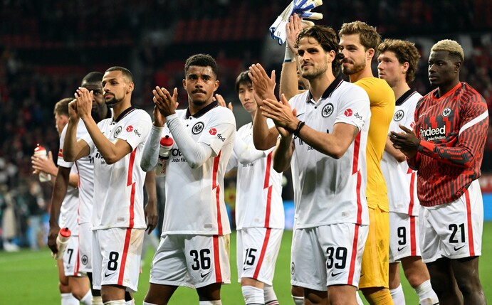 Frankfurts Spieler applaudieren mit den Fans nach der 2:0-Niederlage.