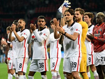 Frankfurts Spieler applaudieren mit den Fans nach der 2:0-Niederlage. Frankfurts Spieler applaudieren mit den Fans nach der 2:0-Niederlage.