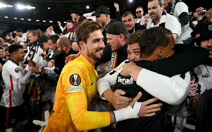 Die Frankfurter Fans feiern ihre Europa-League-Helden.