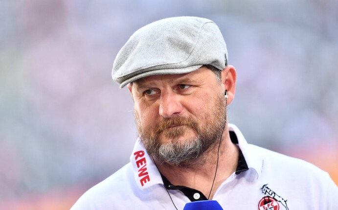 Kölns Trainer Steffen Baumgart während eines Interviews vor einem Spiel.