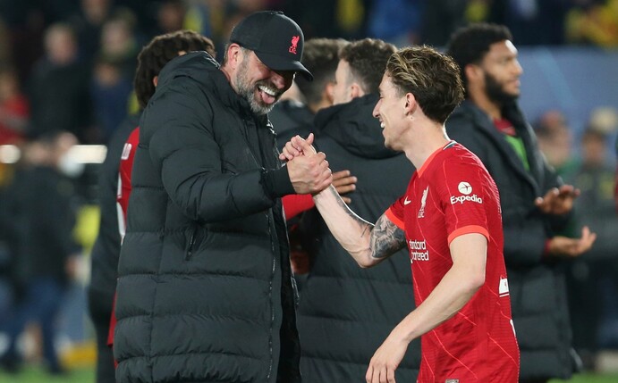 Liverpools Trainer Jürgen Klopp (l) und Spieler Kostas Tsimikas feiern den Sieg gegen Villarreal.