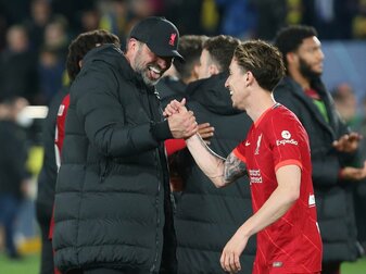 Liverpools Trainer Jürgen Klopp (l) und Spieler Kostas Tsimikas feiern den Sieg gegen Villarreal. Liverpools Trainer Jürgen Klopp (l) und Spieler Kostas Tsimikas feiern den Sieg gegen Villarreal.