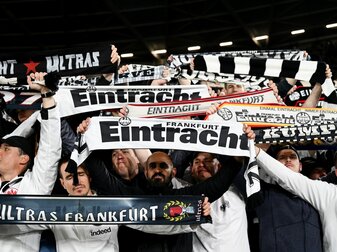 Die Frankfurter Fans jubeln für ihre Mannschaft. Die Frankfurter Fans jubeln für ihre Mannschaft.