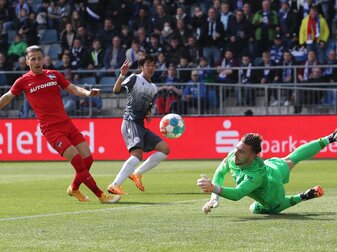Berlins Torwart Marcel Lotka (r) pariert einen Ball von Bielefelds Masaya Okugawa (2.v.l). Berlins Torwart Marcel Lotka (r) pariert einen Ball von Bielefelds Masaya Okugawa (2.v.l).