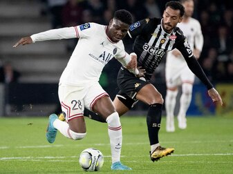 Dina Ebimbe erhofft sich durch einen Wechsel mehr Einsätze. Foto: Loic Venance/AFP via Getty Images Dina Ebimbe erhofft sich durch einen Wechsel mehr Einsätze. Foto: Loic Venance/AFP via Getty Images