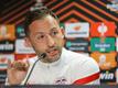 Leipzigs Trainer Domenico Tedesco spricht während der Pressekonferenz.