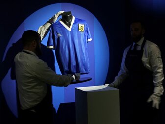 Maradona-Trikot für Weltrekordsumme versteigert Maradona-Trikot für Weltrekordsumme versteigert