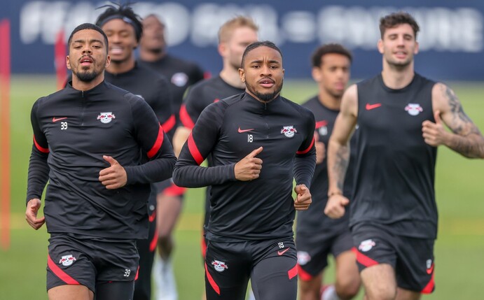 Um den Leipziger Christopher Nkunku (M.) ranken sich Wechselgerüchte.