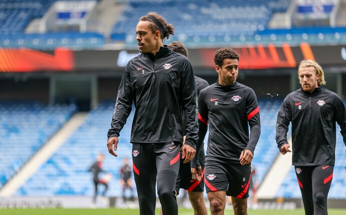 Leipzigs Stürmer Yussuf Poulsen (l) startet gegen die Glasgow Rangers im Halbfinal-Rückspiel der Europa League.