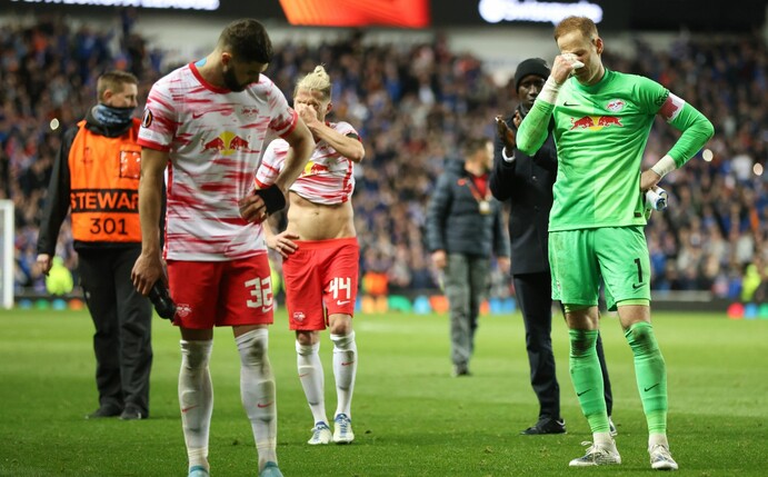 Die Spieler von RB Leipzig stehen nach der Niederlage enttäsucht im Ibrox-Stadion auf dem Spielfeld.