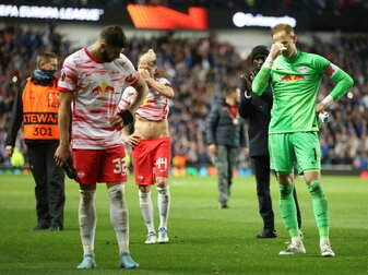 Die Spieler von RB Leipzig stehen nach der Niederlage enttäsucht im Ibrox-Stadion auf dem Spielfeld. Die Spieler von RB Leipzig stehen nach der Niederlage enttäsucht im Ibrox-Stadion auf dem Spielfeld.