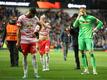 Die Spieler von RB Leipzig stehen nach der Niederlage enttäsucht im Ibrox-Stadion auf dem Spielfeld.