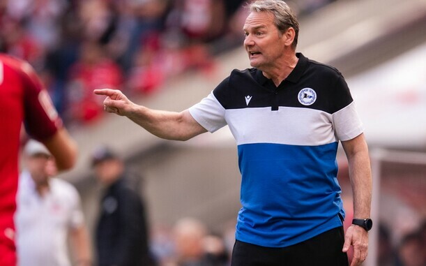 Bielefelds Trainer Marco Kostmann gestikuliert an der Seitenlinie.