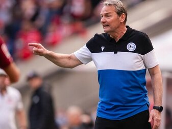 Bielefelds Trainer Marco Kostmann gestikuliert an der Seitenlinie. Bielefelds Trainer Marco Kostmann gestikuliert an der Seitenlinie.