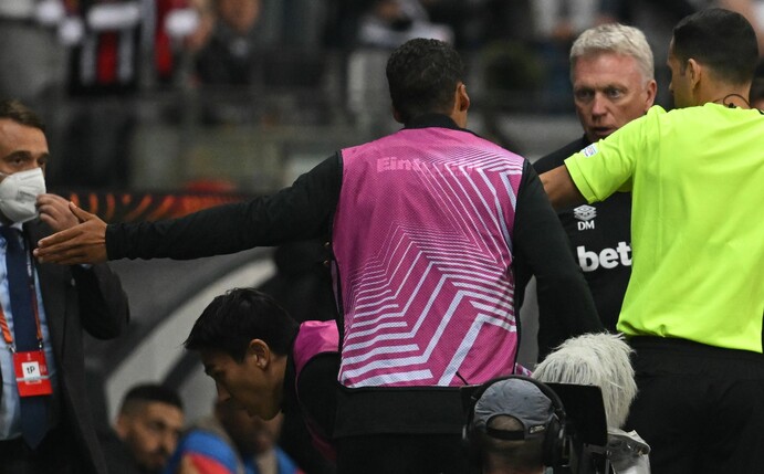 West Hams Trainer David Moyes (2.v.r) streitet mit dem Schiedsrichterteam.
