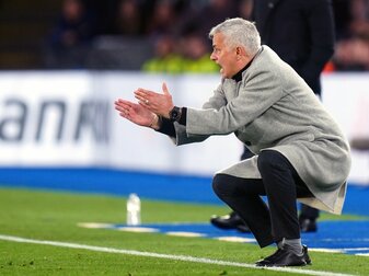 Nach dem Einzug mit AS Rom ins Finale der Conference League zu Tränen gerührt: Trainer José Mourinho. Nach dem Einzug mit AS Rom ins Finale der Conference League zu Tränen gerührt: Trainer José Mourinho.