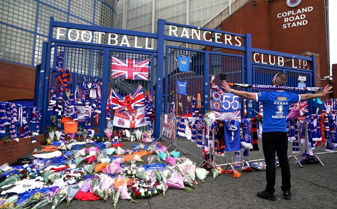 Vor dem Spiel gegen RB Leipzig liegen vor dem Stadion der Rangers Blumen zum Gedenken an Club-Ikone Jimmy Bell.