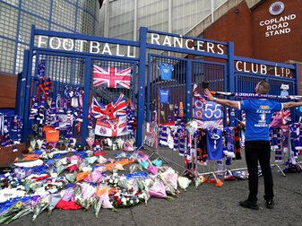 Vor dem Spiel gegen RB Leipzig liegen vor dem Stadion der Rangers Blumen zum Gedenken an Club-Ikone Jimmy Bell. Vor dem Spiel gegen RB Leipzig liegen vor dem Stadion der Rangers Blumen zum Gedenken an Club-Ikone Jimmy Bell.