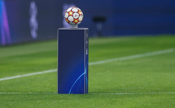 Champions League: Der Spielball liegt auf einer Stele.