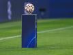 Champions League: Der Spielball liegt auf einer Stele.