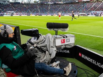 Am 33. Bundesliga-Spieltag werden nicht alle Spiele gleichzeitig angepfiffen.