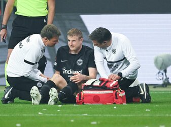 Martin Hinteregger sitzt verletzt auf dem Rasen und wird behandelt. Martin Hinteregger sitzt verletzt auf dem Rasen und wird behandelt.